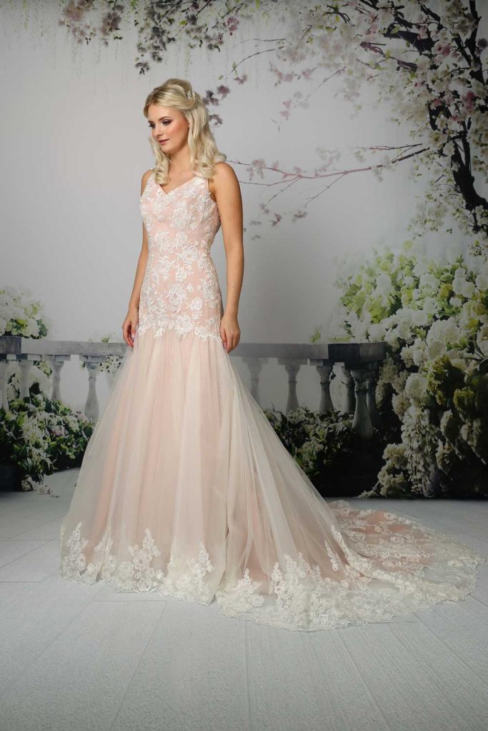 Elegant fitted chiffon and tulle wedding gown
